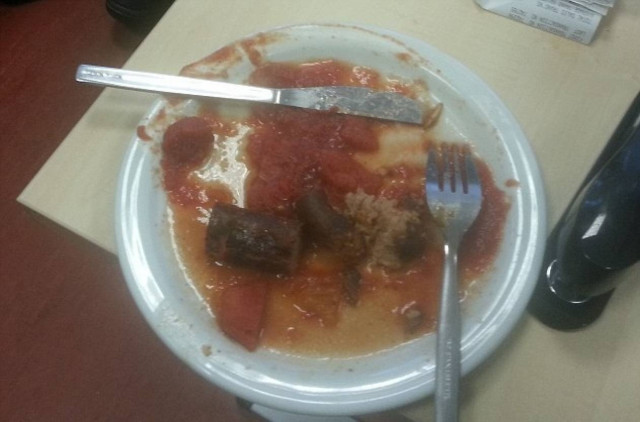 Έμεινε άφωνος όταν μέσα στο φαγητό του νοσοκομείο βρήκε ένα...