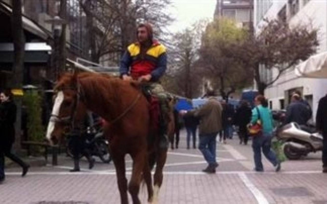 Βίντεο: Κυκλοφορούσε στο κέντρο της Λάρισας με άλογο!