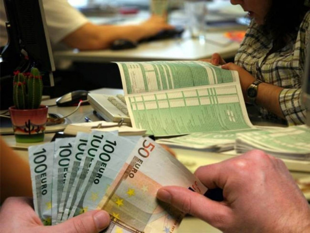 Ένας στους δύο νιώθει τη θηλιά της Εφορίας να τον πνίγει