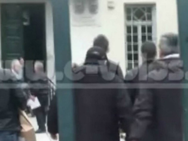 Βόλος: Στον εισαγγελέα για τον εμπρησμό της Τράπεζας Κύπρου (vid)