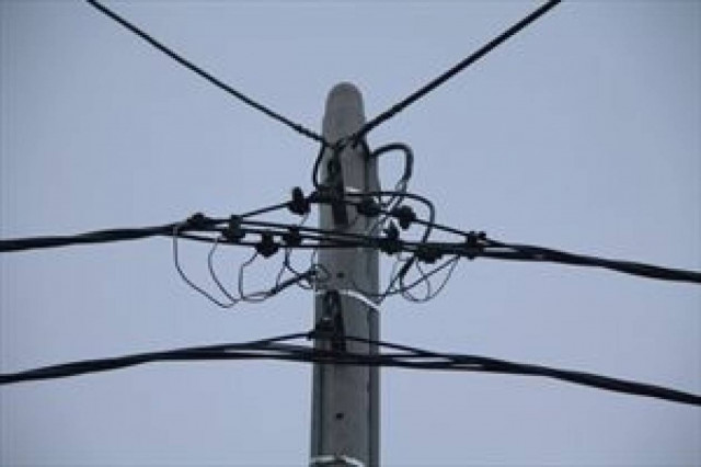 Ώρες αγωνίας για έναν 25χρονο που έπεσε από στύλο της ΔΕΗ