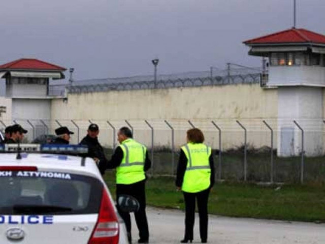 Συναγερμός στις φυλακές Τρικάλων για ένα ανεμόπτερο!