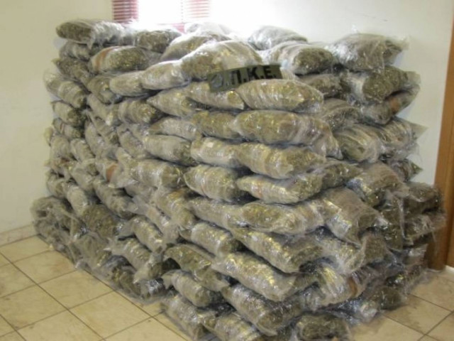 Ένα «βουνό» ναρκωτικά βρέθηκαν σε αυτοκίνητο στη Λαμία