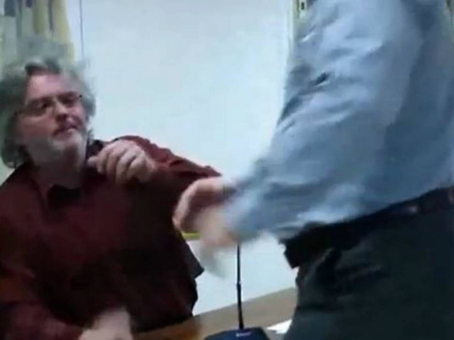 Απίστευτο βίντεο: O δήμαρχος Ιθάκης χαστούκισε δημοτικό σύμβουλο