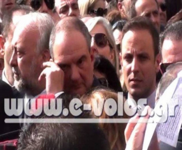 Λύγισε ο Καραμανλής στην κηδεία του Νάκου (βίντεο)