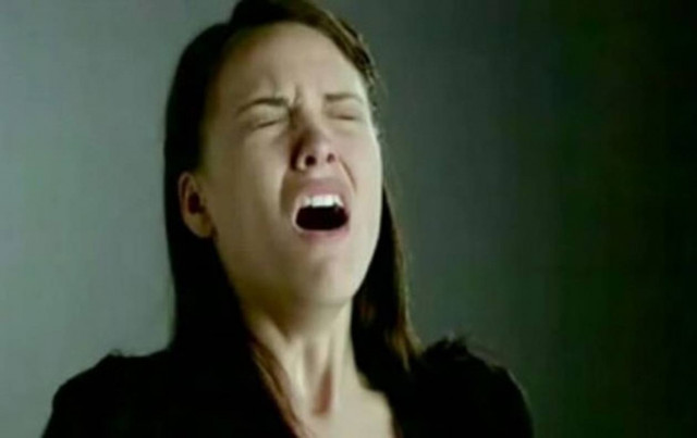 Τι μπορεί να πάθετε αν «πνίξετε» το φτέρνισμα