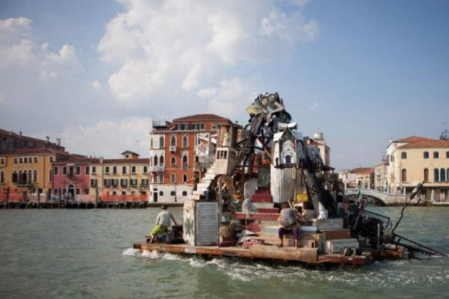 Μίνι-κρουαζιέρα με καραβάκια φτιαγμένα από σκουπίδια!(pics)