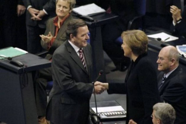 Ακόμα και ο Σρέντερ υπέκυψε στη «γοητεία» της Μέρκελ