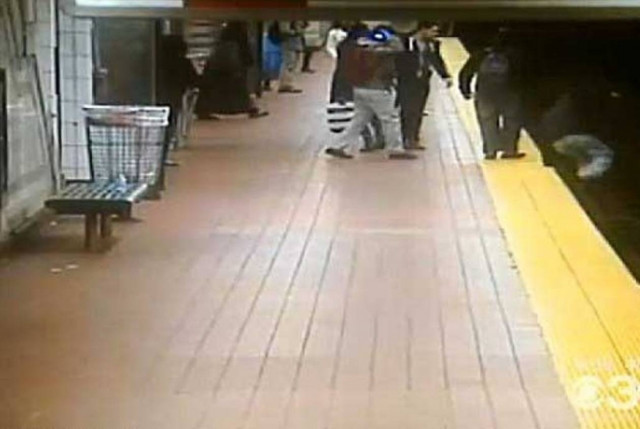 Δείτε λεπτό προς λεπτό τη διάσωση άνδρα από τις γραμμές του μετρό(vid)