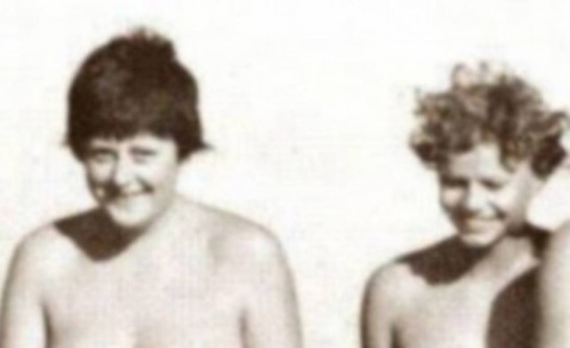 Ντράπηκε η Μέρκελ: Μετά το γυμνισμό, τώρα με ολόσωμο και μπουρνούζι