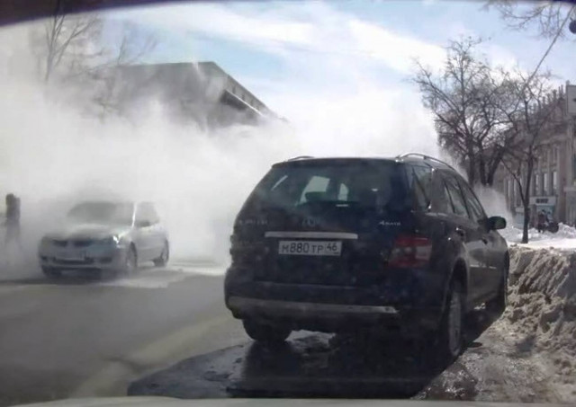 Βίντεο: Μίνι «χιονοστιβάδα» σε δρόμο της Ρωσίας
