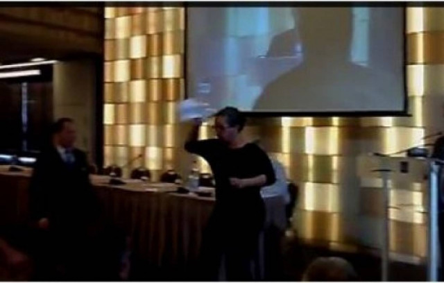 Βίντεο: Άγριο κράξιμο σε βουλευτές της Ν.Δ. και της ΔΗΜΑΡ