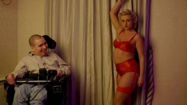 Προσέλαβε συνοδό πολυτελείας για τον ανάπηρο και παρθένο γιο της