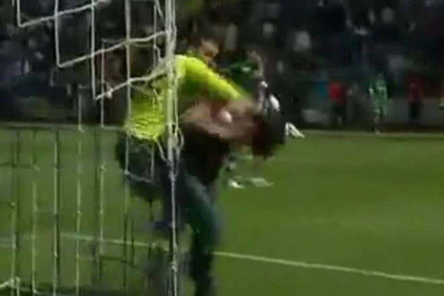 Απίστευτο: Τερματοφύλακας... σπάει οπαδό στο ξύλο (Video)