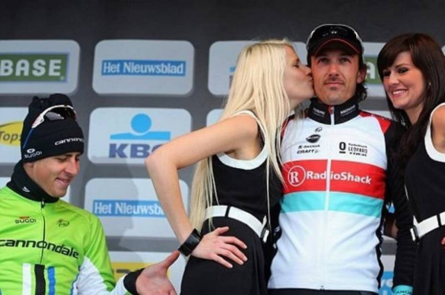 Απίστευτο: Ποδηλάτης... χούφτωσε μοντέλο στο βάθρο (photos)