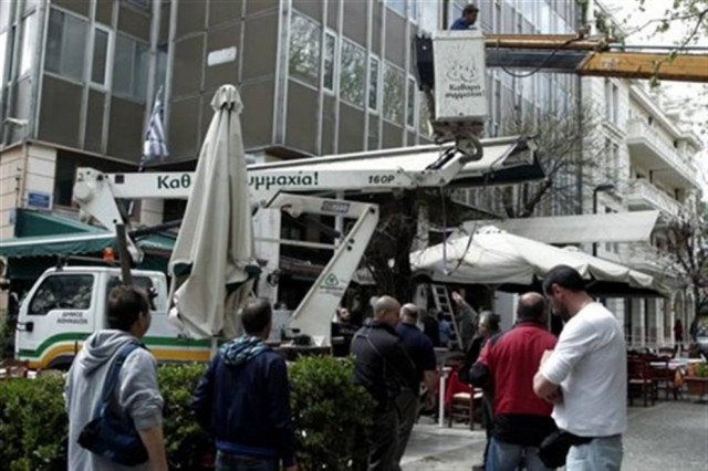 «Ξήλωσαν» τραπεζοκαθίσματα στη Διονυσίου Αρεοπαγίτου