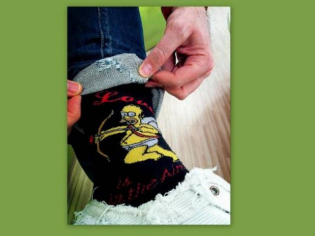 Ποιος παρουσιαστής φοράει τέτοιες κάλτσες;