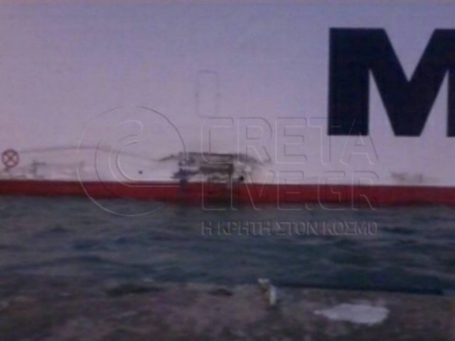 Τρόμαξαν οι επιβάτες - Άνεμοι «πέταξαν» το πλοίο στην προβλήτα (pics)