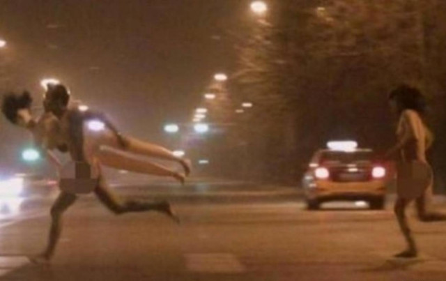 Απίστευτο: Έτρεχαν γυμνοί στο δρόμο κρατώντας μια κούκλα