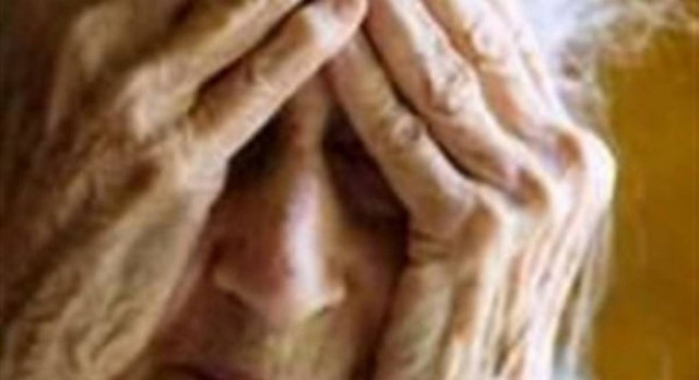 Γυναίκα-ληστής χτυπούσε το κεφάλι ηλικιωμένης στον τοίχο