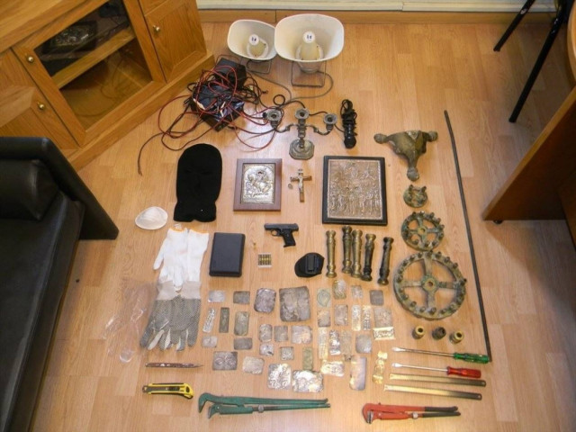 Οπλισμένοι ιερόσυλοι «έτρωγαν» τα τάματα των πιστών και όχι μόνο…