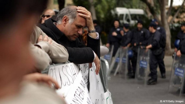 DW: Μείωση του ΑΕΠ κατά 8% στην Κύπρο προβλέπει η Τρόικα