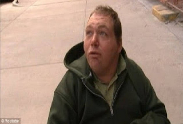 Δείτε πόσα βγάζει ετησίως παριστάνοντας... τον ανάπηρο!