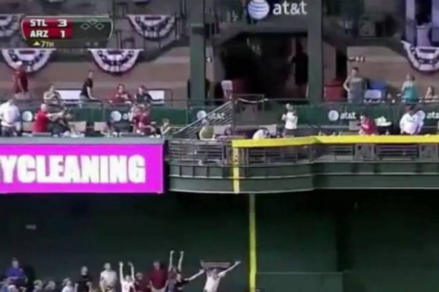 Θαυμάστε άνδρα: Αυτός γλιτώνει και η κοπέλα του... (Video)