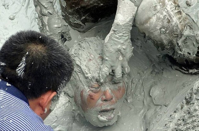 Τον κατάπιε λάκος με λάσπη βάθους 9 μέτρων!