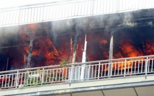 Οι φλόγες περικύκλωσαν μία γυναίκα-Βγήκε στο μπαλκόνι για να γλιτώσει