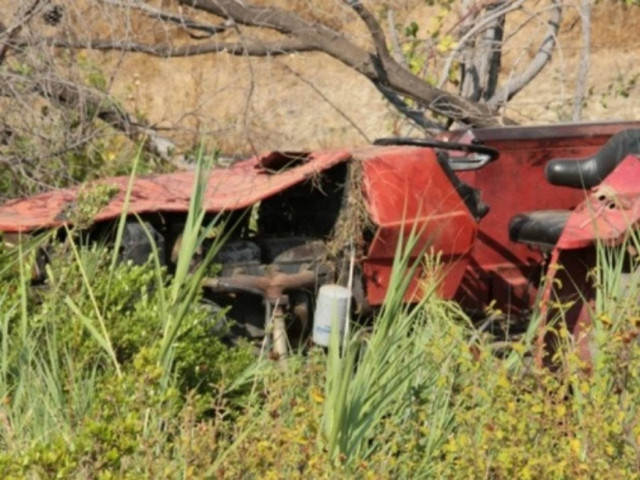 Χαροπαλεύει αγρότης που έπεσε με το τρακτέρ στα βράχια