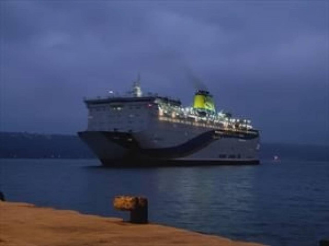 Ώρες αγωνίες: Μάχη για να δέσει το πλοίο στο λιμάνι της Σούδας