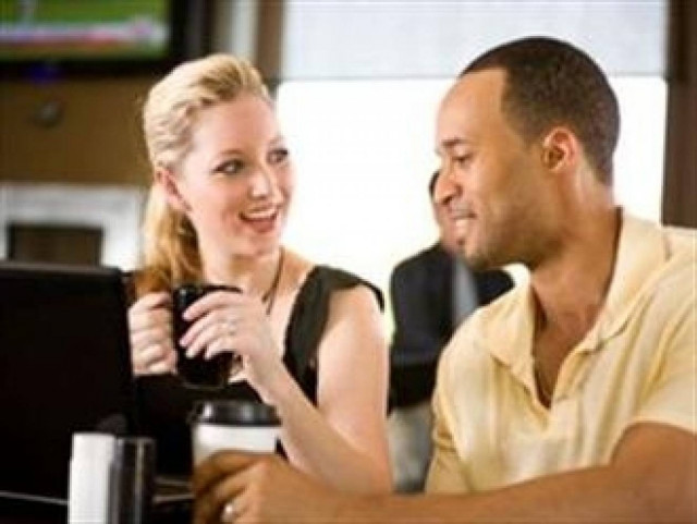 Να γιατί οι άντρες τα χάνουν μπροστά σε μια ελκυστική γυναίκα!