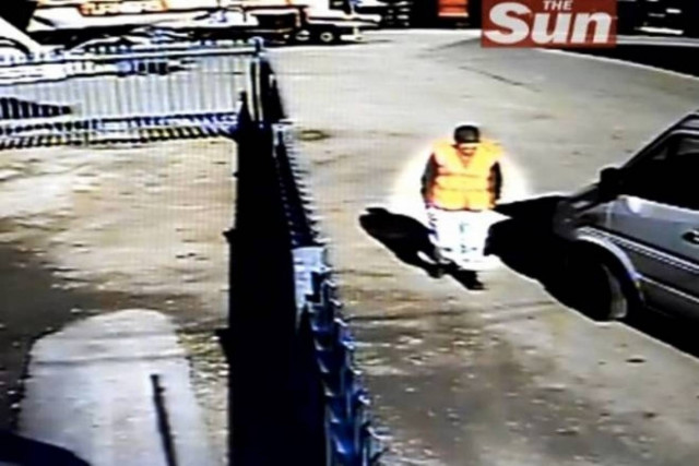 Διάσημος ποδοσφαιριστής, καθαρίζει... δρόμους (Video)