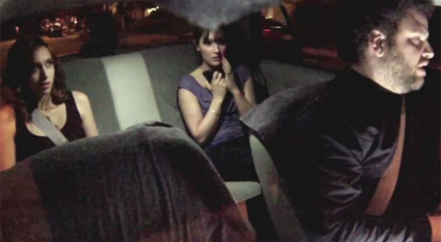 Βίντεο: Φάρσα σε ταξί προκαλεί τον απόλυτο τρόμο σε δύο κοπέλες