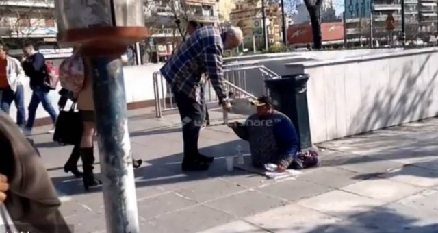 Αποκαλυπτικό βίντεο: Ο ανάπηρος ζητιάνος έβγαλε πόδια και... περπάτησε