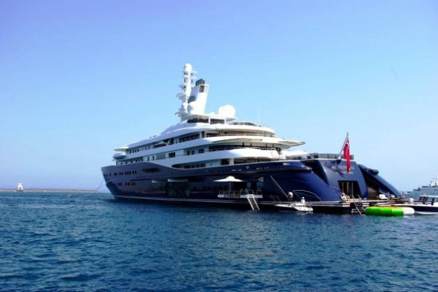 To κότερο του εμίρη του Κατάρ οργώνει την Ελλάδα