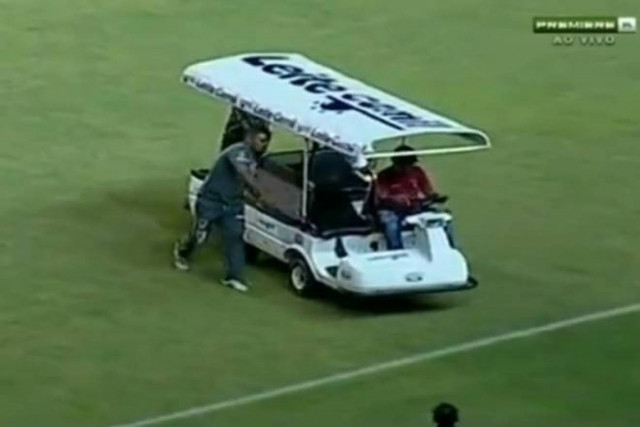 Βίντεο: «Κλάταρε» στον αγωνιστικό χώρο το ιατρικό όχημα!