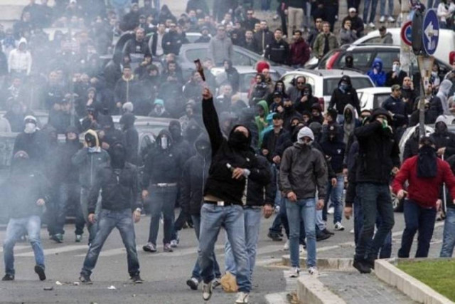 Βίντεο σοκ από τα επεισόδια και τα μαχαιρώματα στο Ολίμπικο