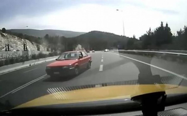 Βίντεο-ΣΟΚ: Οδηγός- «δολοφόνος» διασχίζει ανάποδα την Κατεχάκη