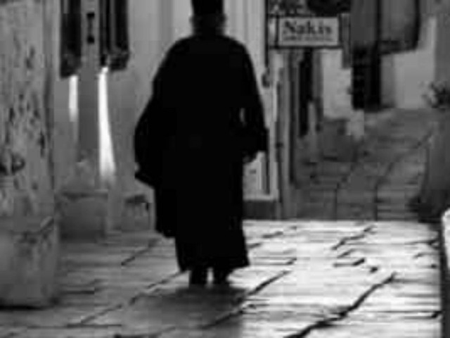 Κρήτη: Ήταν παπάς... μόνο στα ράσα