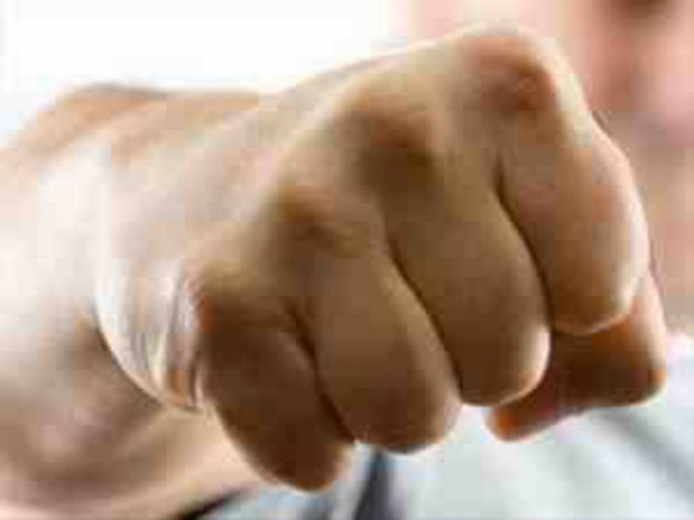 Κατεβήκαν από το αυτοκίνητο και άρχισαν να του χτυπούν χωρίς λόγο