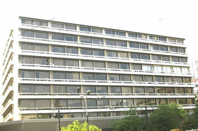 Συγκέντρωση εργαζομένων στα μέσα μεταφοράς στο υπουργείο Ανάπτυξης