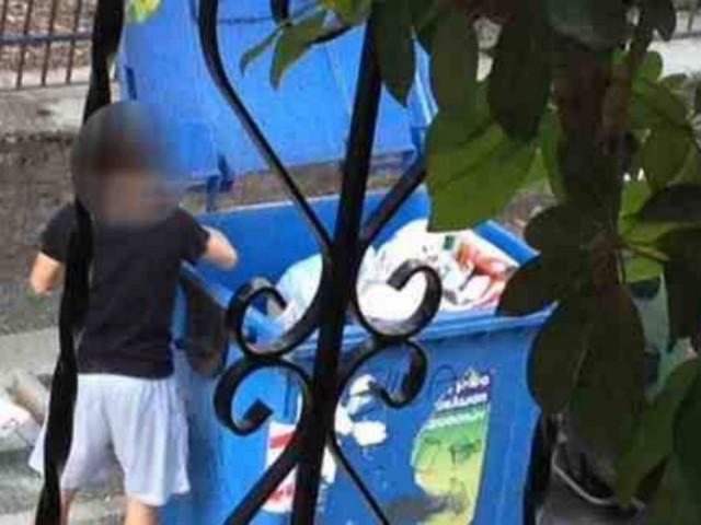 ΣΟΚ στην Κρήτη: Μαθητές ψάχνουν κολατσιό στα σκουπίδια