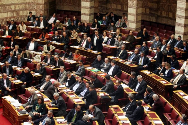 Πέρασαν από το… «παράθυρο» την τροπολογία για τα δάνεια των κομμάτων