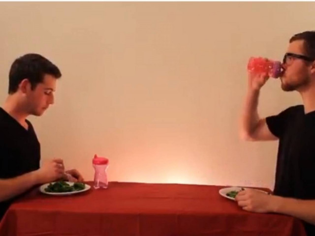 ΔΕΝ ΥΠΑΡΧΕΙ: Δείτε... πώς τρώνε τα ζώα (vid)