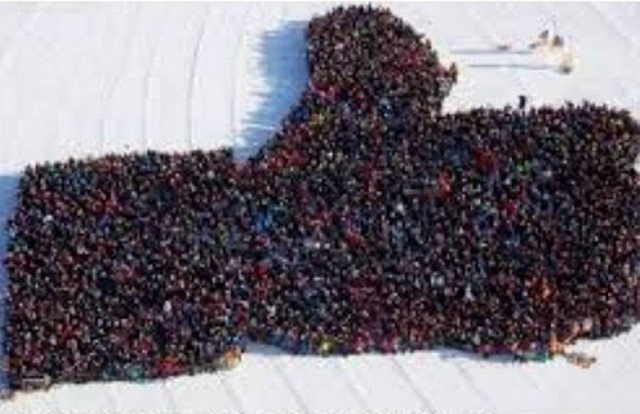 2400 άτομα για ένα ... πελώριο like! (vid)