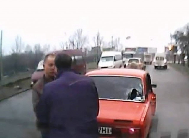 Βίντεο: Έλυσαν τις διαφορές τους με σφαλιάρες...