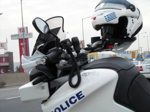 Αστυνομικοί έστησαν «γέφυρα σωτηρίας» για να σωθεί ασθενής