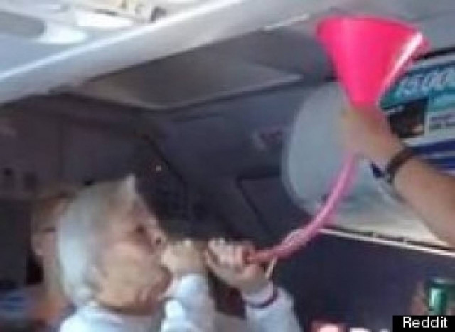 Βίντεο: Δείτε τι έκανε η γιαγιά για πρώτη φορά στο αεροπλάνο!